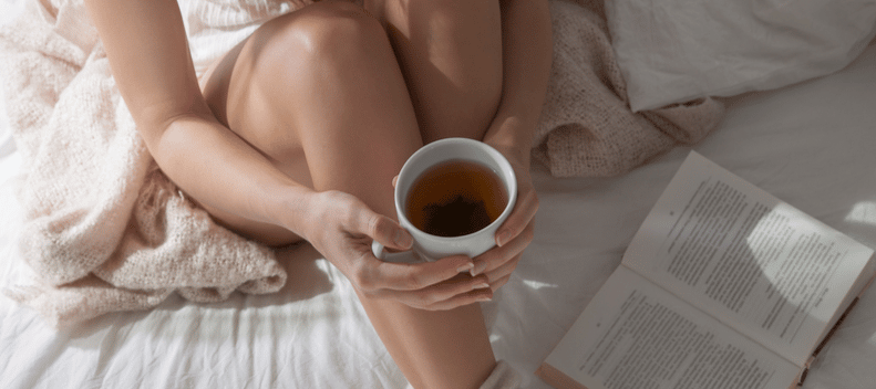 Persona descansando en la cama tras aplicar una rutina para dormir mejor