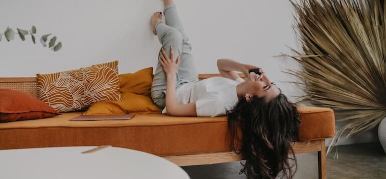 ¿Es bueno dormir con las piernas elevadas? - Descansín