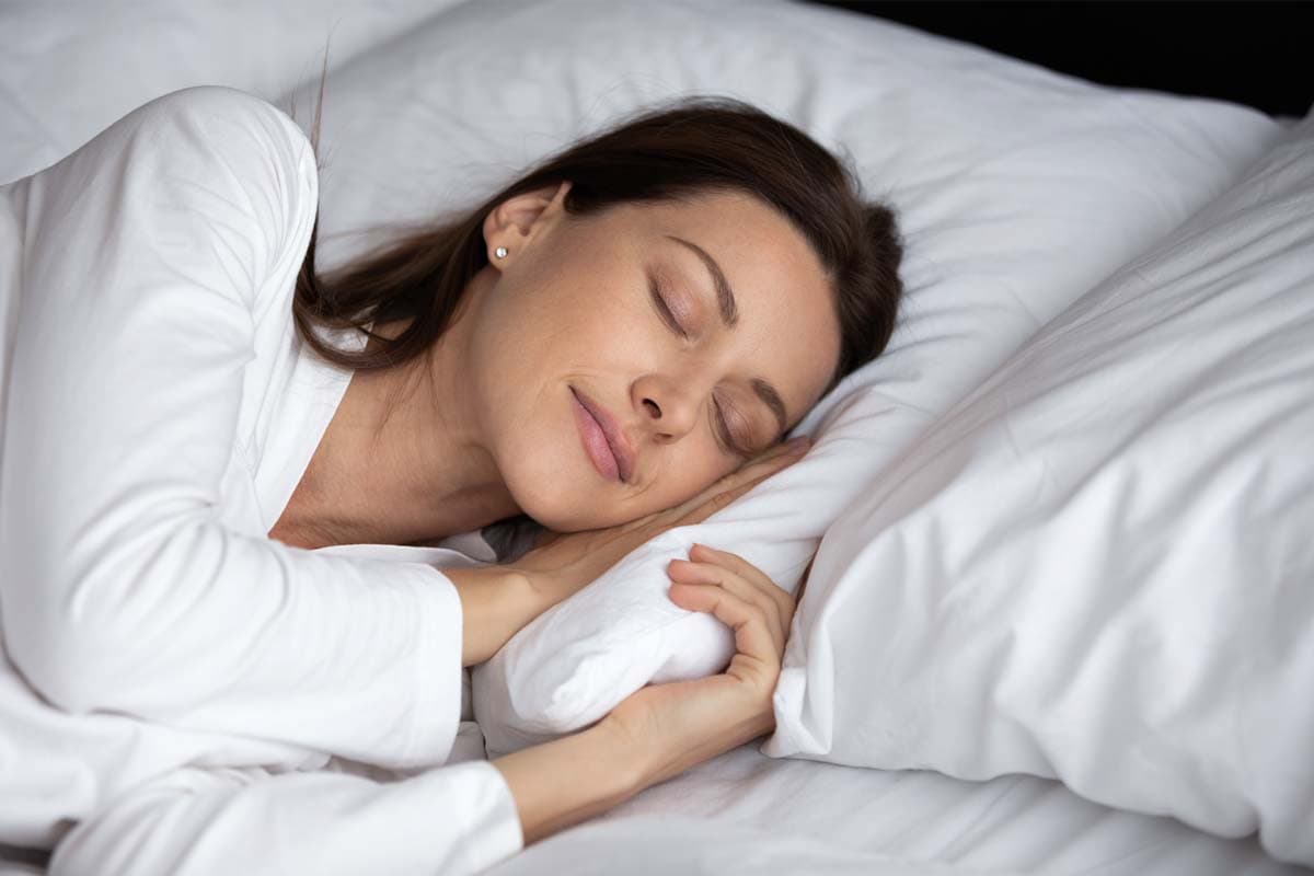 Persona durmiendo de lado, ilustrando la mejor postura para descansar