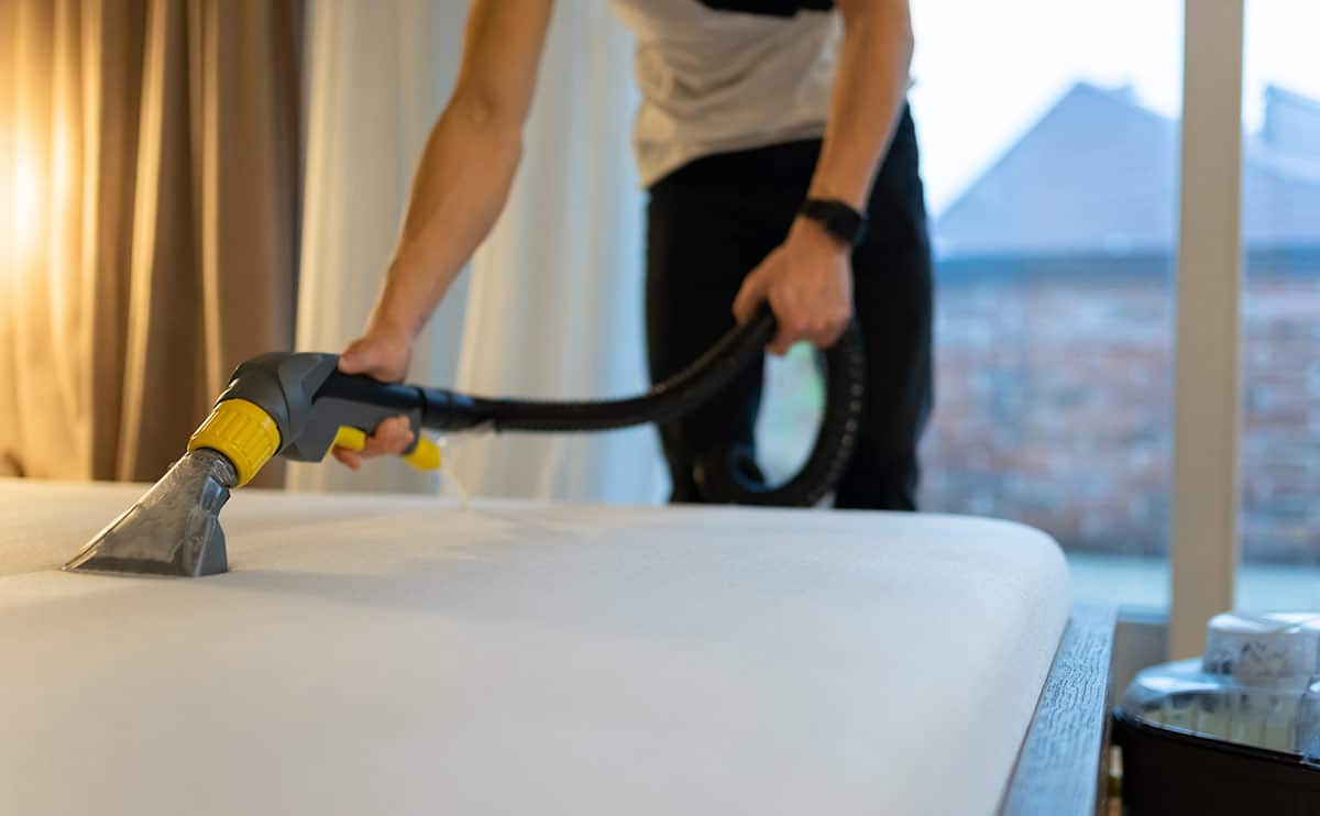 como limpiar un colchon manchado