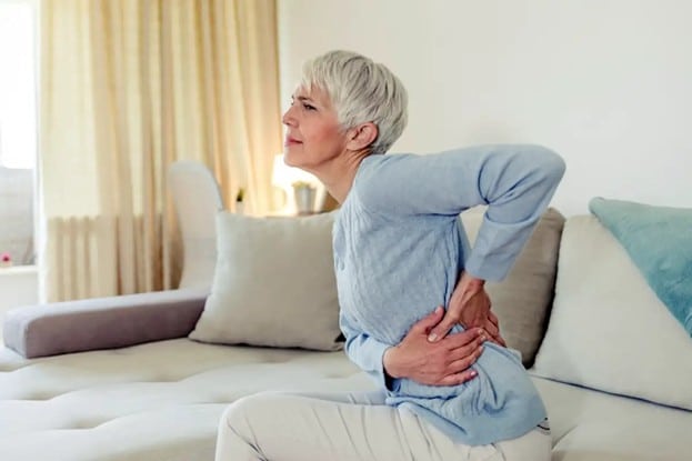 Mujer resentida por el dolor de una hernia discal
