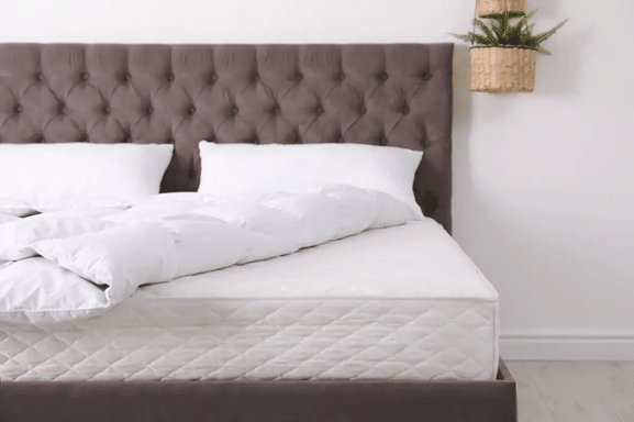Cama con sábanas blancas