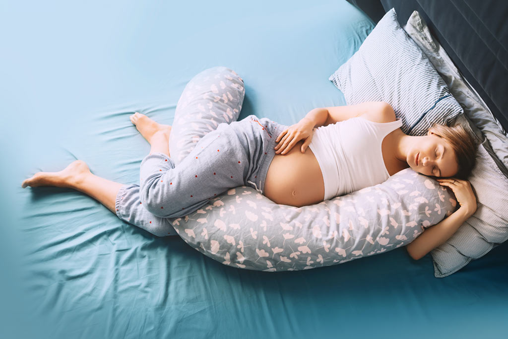 Embarazada durmiendo con almohada especial