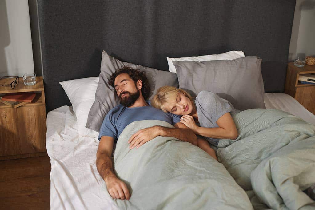 Pareja durmiendo sobre un colchón de gel